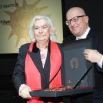 Η Κατερίνα Χέλμη παραλαμβάνει το Μεγάλο Βραβείο Θεάτρου 2018 της ΕΕΘΜΚ [έτος ιδρύσεως 1928] από τον αντιπρόεδρο του ΔΣ κριτικό Κ. Μπούρα, Θ. Ολύμπια 18.02.2019