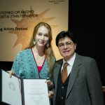 Ο επίτιμος πρόεδρος της ΕΕΘΜΚ Κυριάκος Λουκάκος απονέμει το Βραβείο σε Πολιτισμικό Οργανισμό Μουσικής της Περιφέρειας 2018 στην κα Paula Schwartz του Samos Young Artists Festivalpg