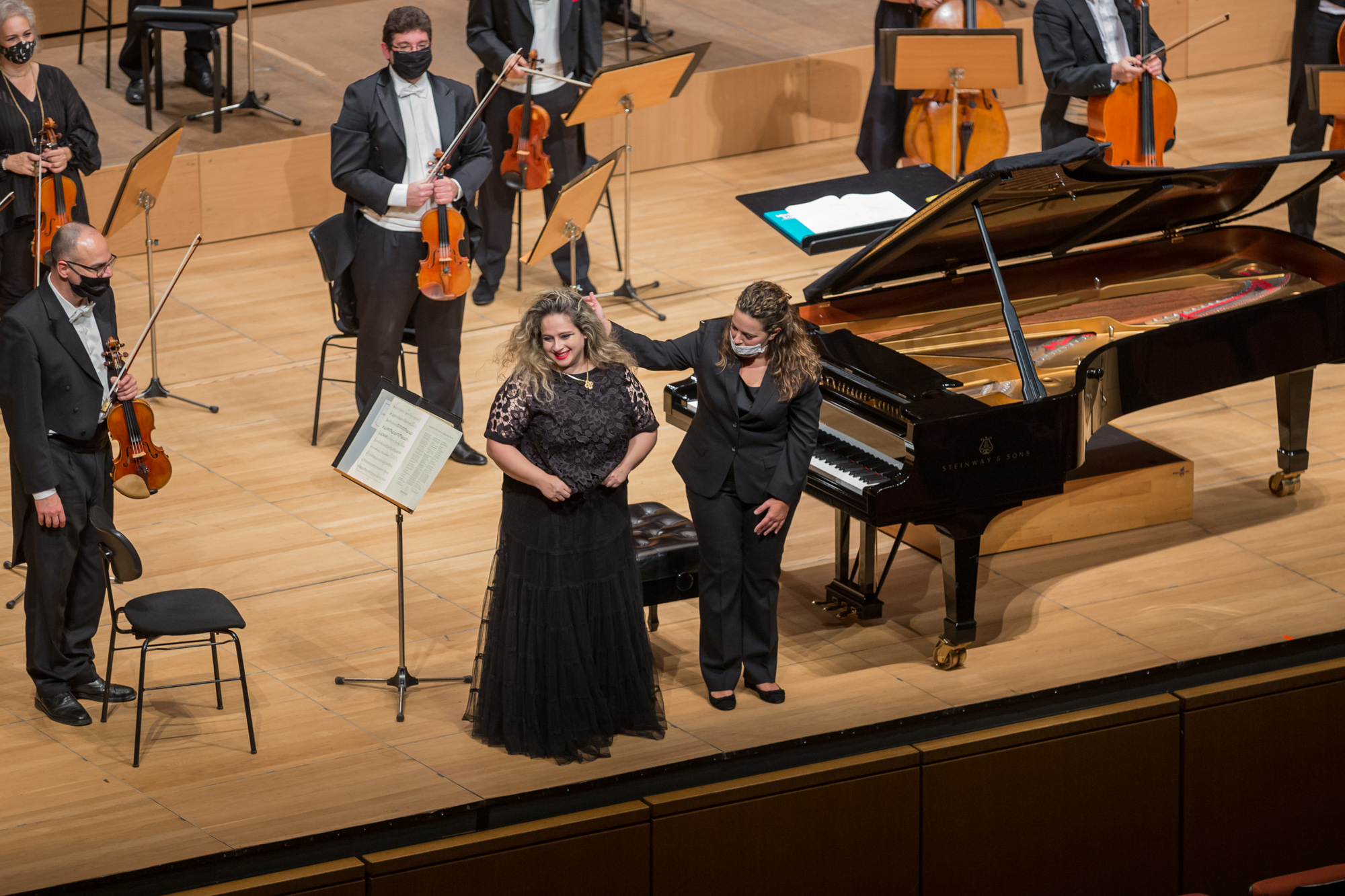 Theodossia Dokou and the Athens State Orchestra under the baton of Fedra Giannelou aknowledge ovation [Athens Concert Hall, 23.10.2020] Photo by Maria Grammatikou Photography
