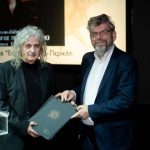Ο-Δήμος-Αβδελιώδης-παραλαμβάνει-το-Βραβείο-Κ.-Κουν-από-τον-Πρόεδρο-του-ΟΠΑΝΔΑ-κ.-Κωνσταντίνο-Μπιτζάνη-002-1